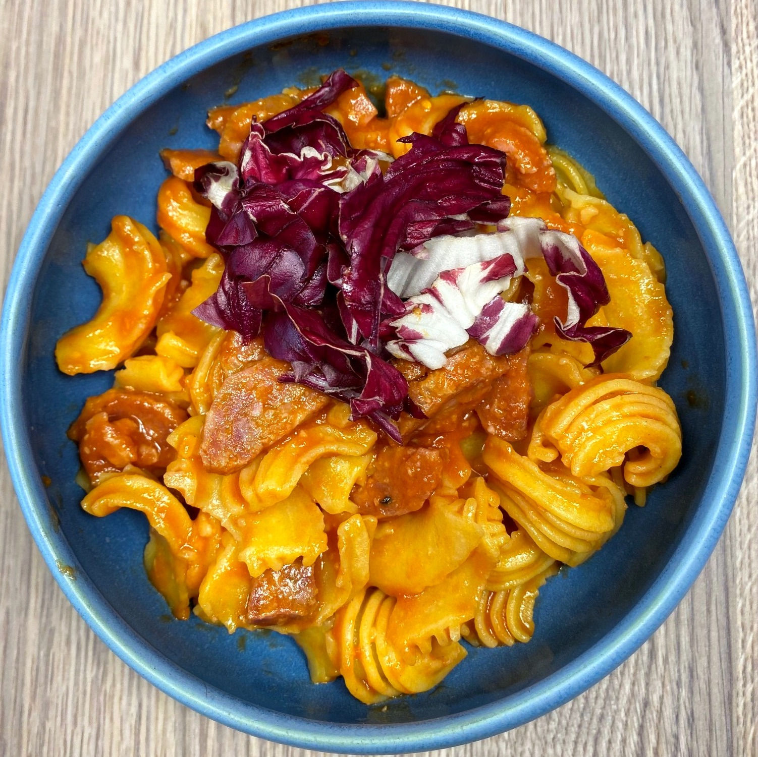 Pasta saucisse piquante, tomate et trévise