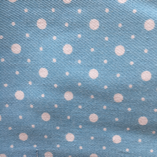 Tissu bleu à pois