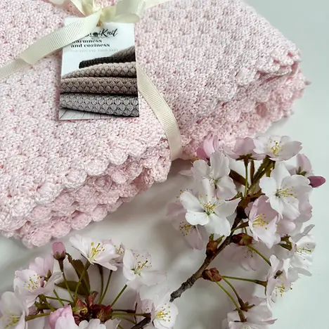 pink-baby-blanket-gift-wrapped-baby-shower.webp