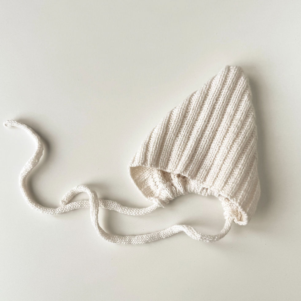 Miniaturbild: Handgestrickte Pixie-Mütze in reinem Weiß – Zeitlose Eleganz für den Start ins Leben