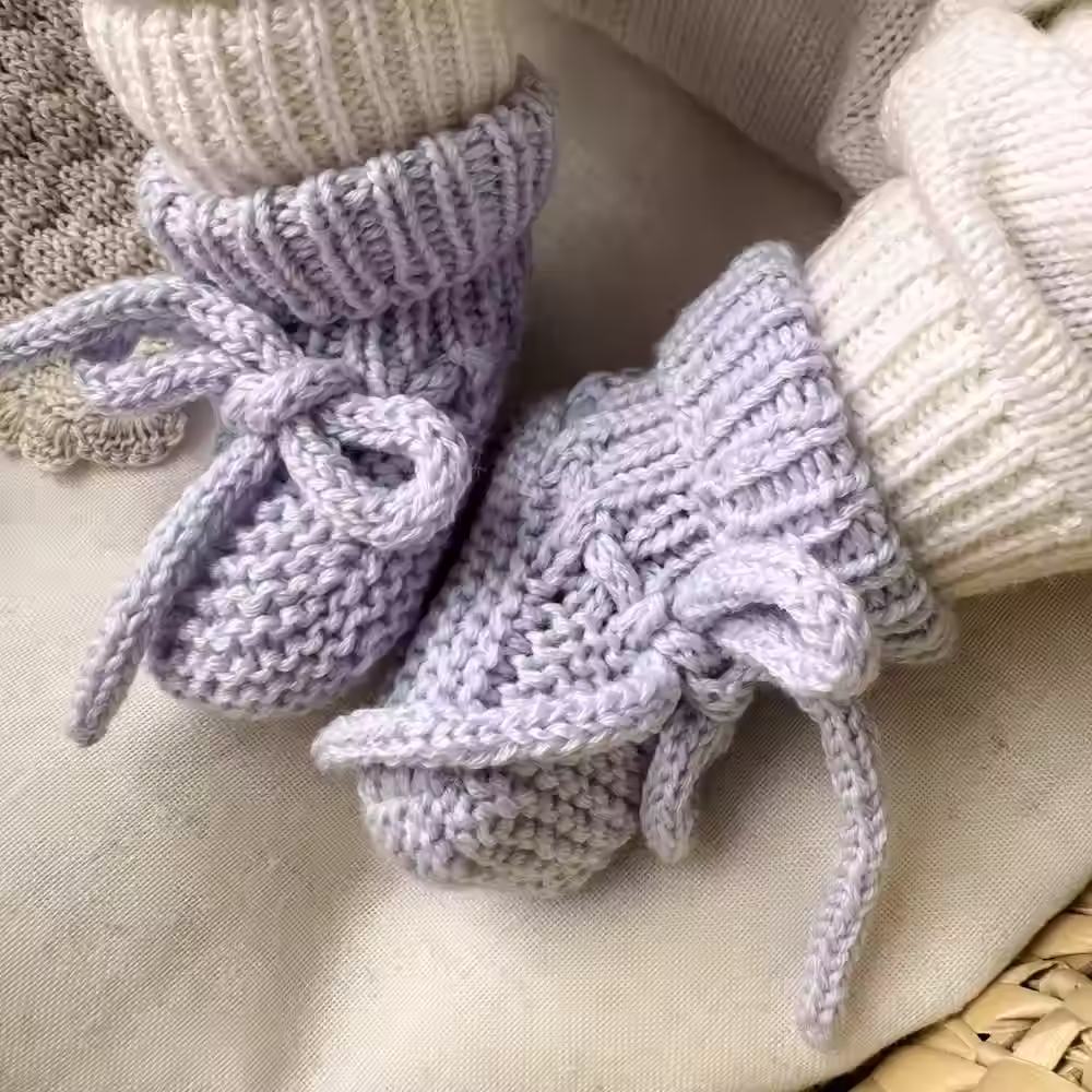 Babyschuhe Pastellblau mit Bändern | Handgestrickte Erstlingsschuhe Merinowolle