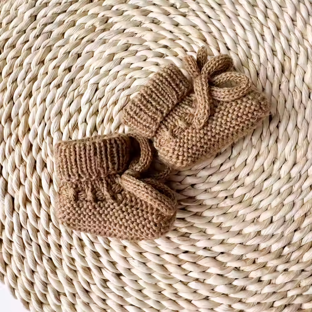 Babyschuhe Karamell mit Bändern | Handgestrickte Erstlingsschuhe Merinowolle