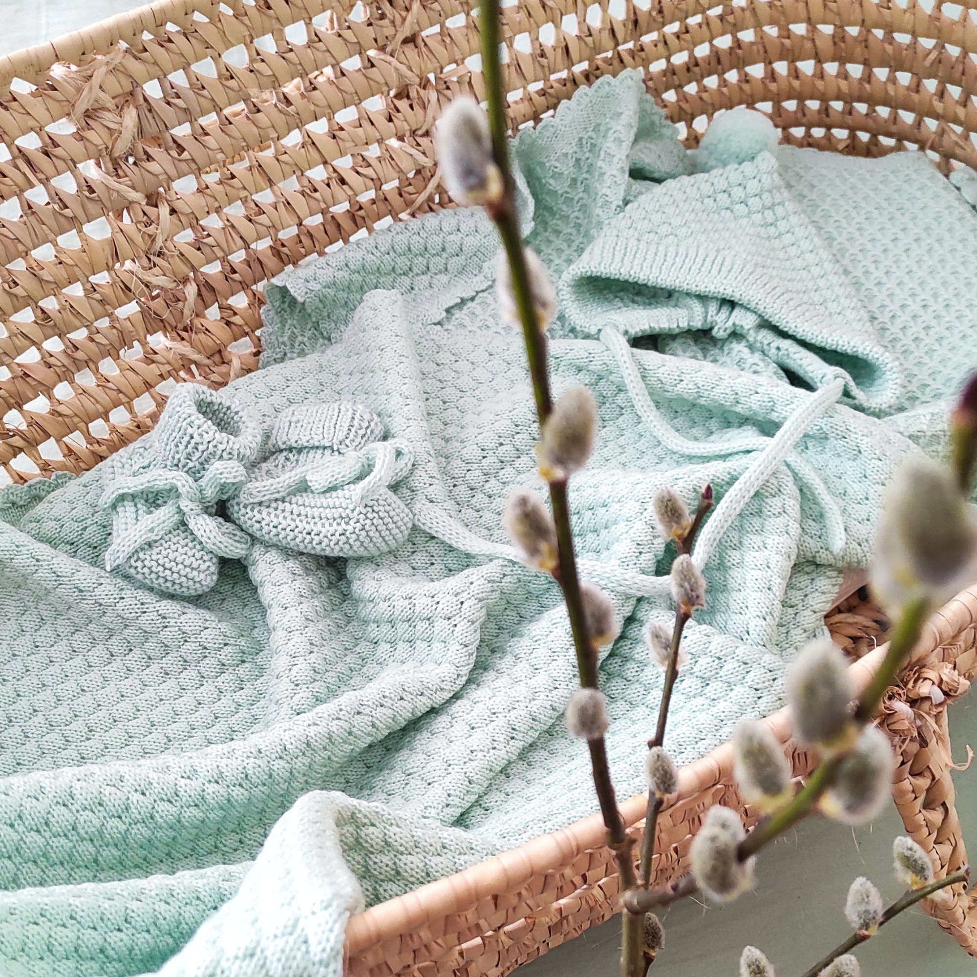 Baby matching set: baby blanket, booties and bonnet