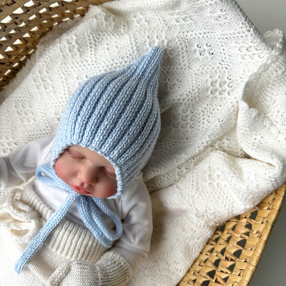 Miniaturbild: Handgestrickte Pixie-Mütze aus Merinowolle – Zeitlose Eleganz in Hellblau