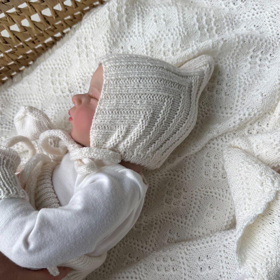 Miniaturbild: Handgestrickte Pixie-Mütze in reinem Weiß – Zeitlose Eleganz für den Start ins Leben