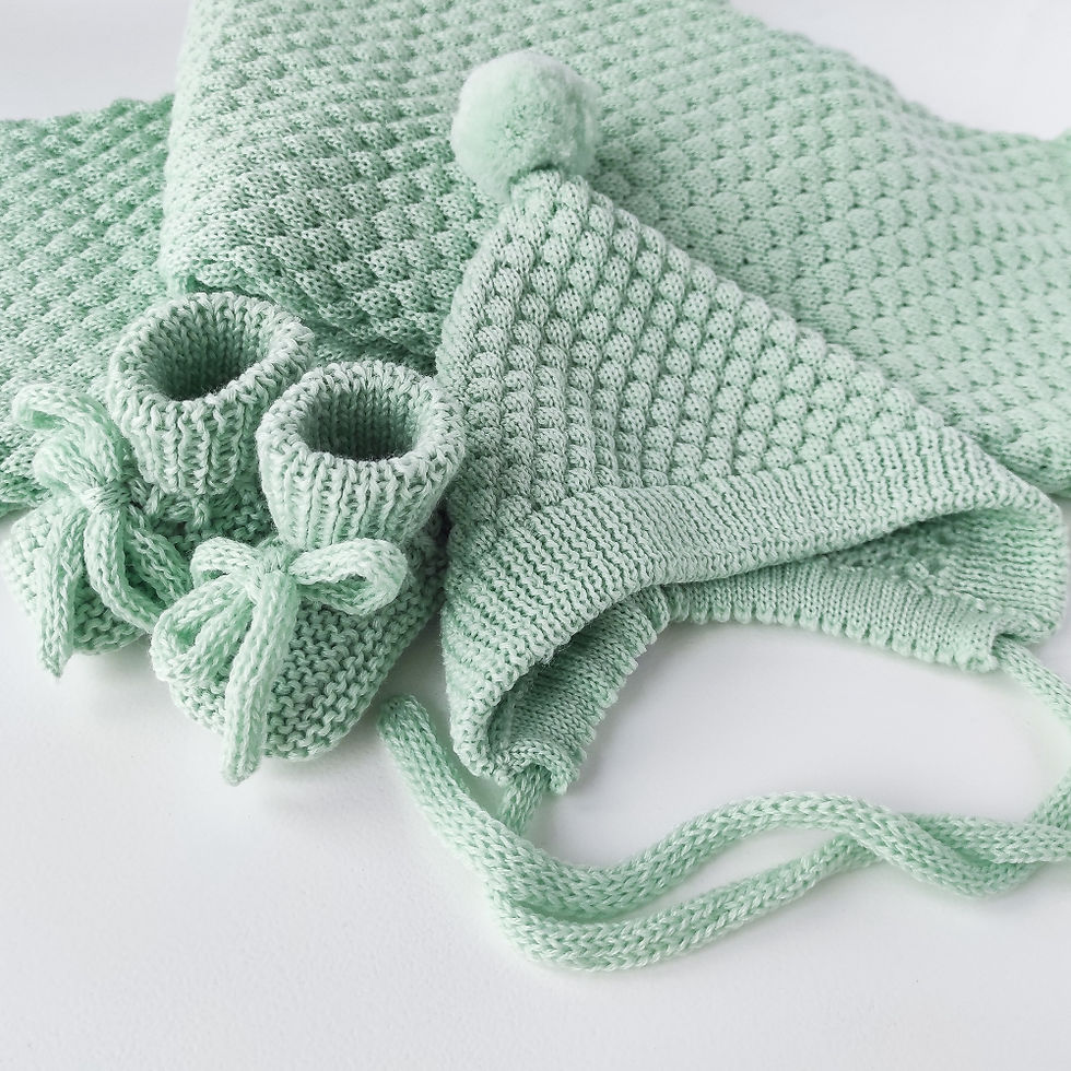 Miniaturbild: Green knitted baby matching set with blanket, booties, and bonnet
