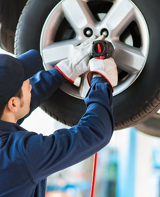 Mechaniker repariert Reifen