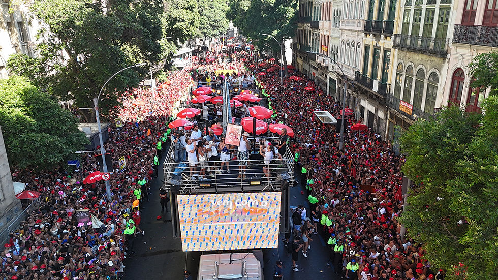 Léo Santana arrasta multidão no Centro do Rio em manhã agitada de pré-carnaval