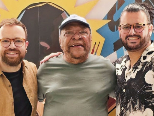 Martinho da Vila recebe croqui da fantasia para o Carnaval 2026