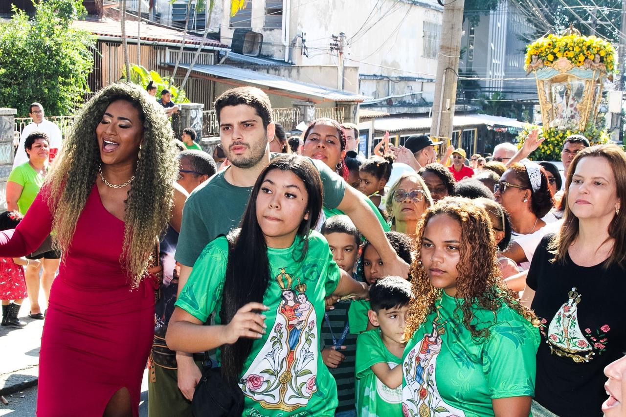 Musa da Estácio de Sá, Angel Vilas-Bôas, representa a escola em homenagem a Nossa Senhora de Nazaré