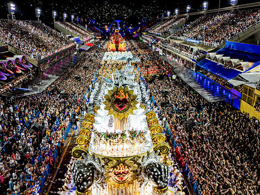 A Liga Independente das Escolas de Samba do Rio de Janeiro anunciou nesta quarta-feira (23) um aprimoramento no modelo de julgamento do Rio Carnaval 2026. As principais novidades ficam por conta da alteração no posicionamento de duas cabines, que agora ficarão espelhadas, além da seleção de 54 jurados. As mudanças foram oficializadas em votação que contou com a presença de presidentes e representantes das 12 escolas de samba.
