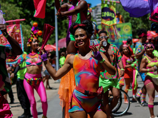 Spanta Neném e Tecnomacumba desfilam no Carnaval de Rua do Rio com homenagens e diversidade cultural