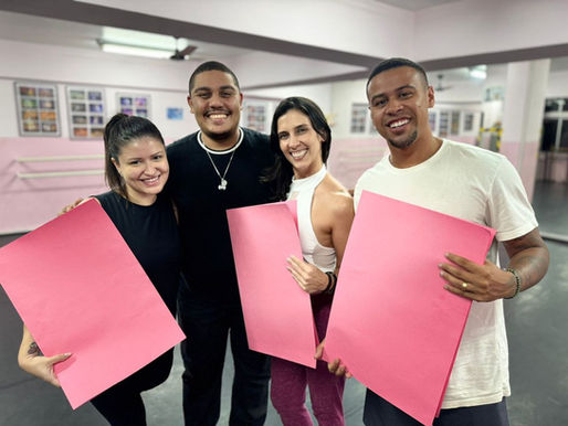 Carnavalesco da União do Parque Acari apresenta figurinos do primeiro casal de mestre-sala e porta-bandeira para o Carnaval 2026