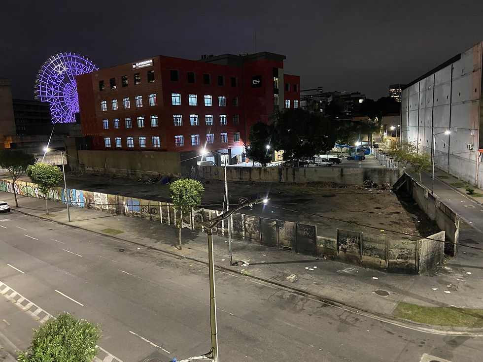 frente ao Barracão de Alegorias, na Gamboa
