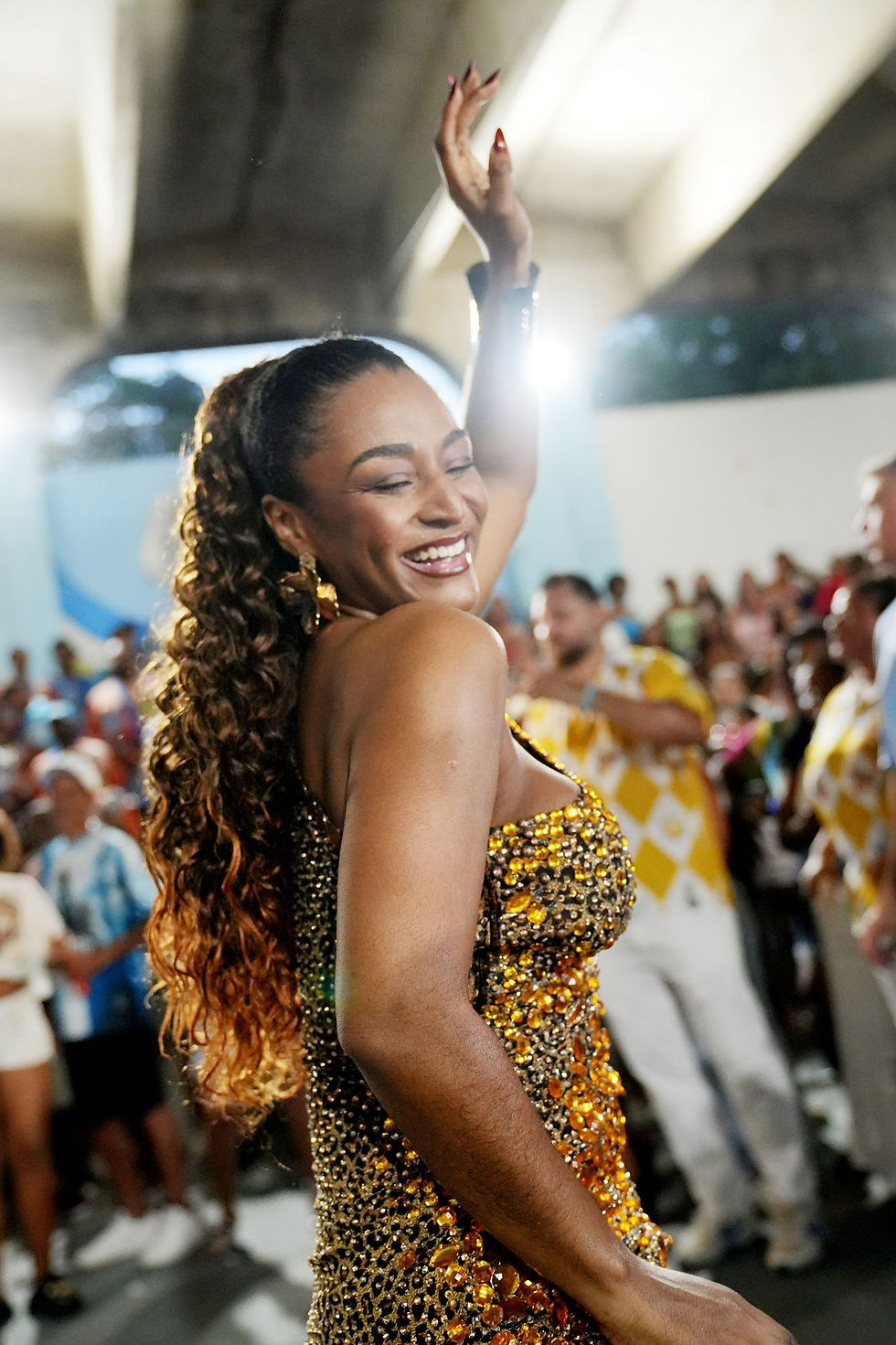 Musa da comunidade, Dandara Oliveira celebra 30 anos de Vila Isabel em 2026