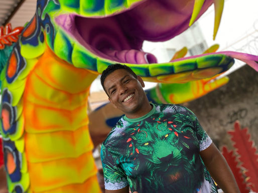 Carnavalesco da Estácio de Sá comemora a finalização dos trabalhos no barracão para o desfile da escola no Carnaval 2025