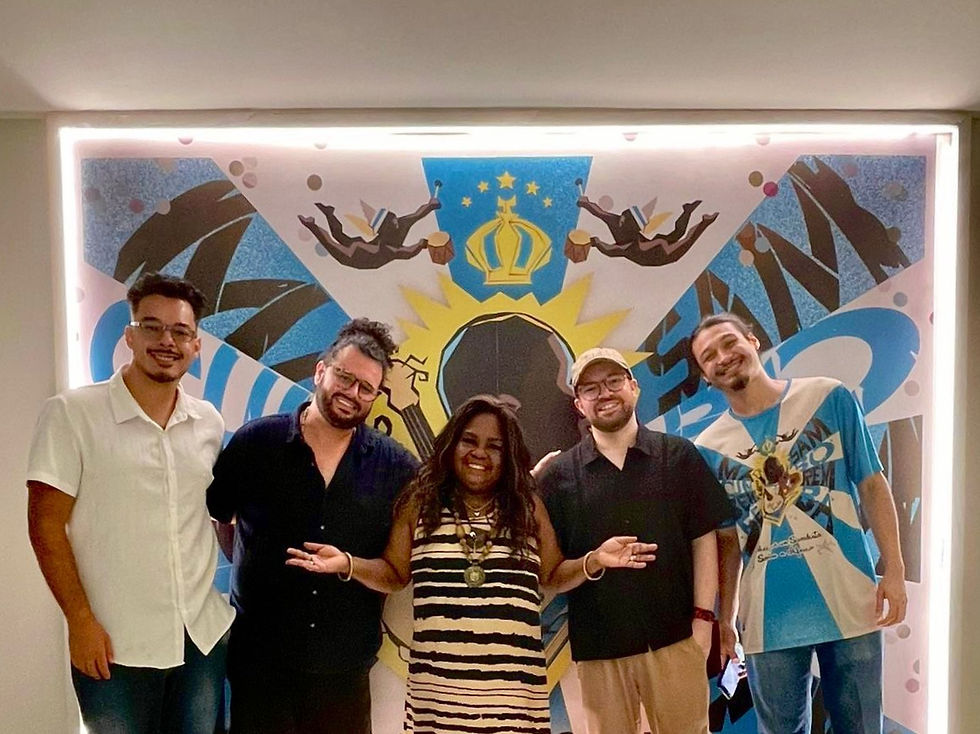 Bisneta de Tia Ciata visita barracão da Unidos de Vila Isabel e tira medidas para fantasia do Carnaval 2026