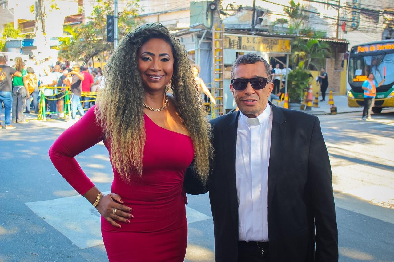 Musa da Estácio de Sá, Angel Vilas-Bôas, representa a escola em homenagem a Nossa Senhora de Nazaré