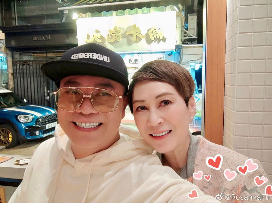 欧阳震华与太太庆祝结婚25周年