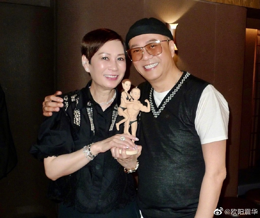 欧阳震华与太太庆祝结婚25周年