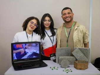 Estudantes de Vitória da Conquista criam piso sustentável feito com garrafas PET para pavimentar ruas