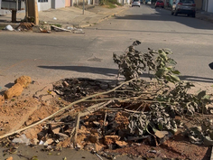 Buraco aberto após intervenção da Embasa provoca acidente e preocupa moradores no Conveima, em Vitória da Conquista