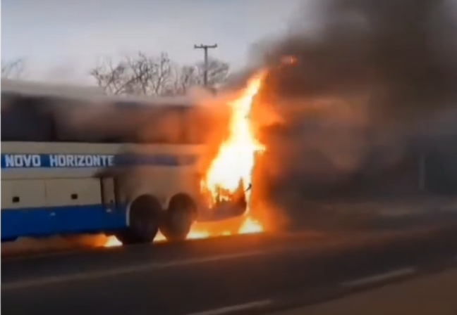 Ônibus da Viação Novo Horizonte pega fogo na estrada entre Guanambi e Caetité
