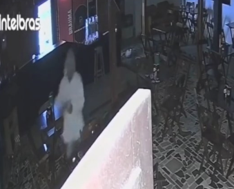 Criminosos invadem estabelecimento comercial e furtam computador, celular e dinheiro em Vitória da Conquista