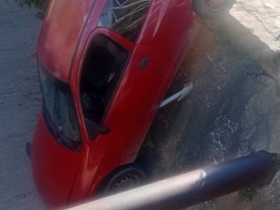 Motorista com sinais de embriaguez cai em valeta e abandona veículo no Alto Maron, em Vitória da Conquista