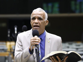 "Ex-gay", deputado Isidório apresenta projeto para criar o “Dia Nacional do Orgulho Heterossexual”