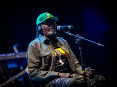 Edson Gomes segue internado após passar mal depois de show em Salvador