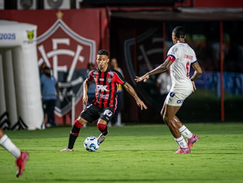 Vitória vence o Bahia por 2 a 1 em clássico marcado por erros tricolores e emoção no Barradão