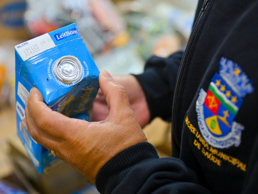Vigilância Sanitária apreende 1,8 tonelada de alimentos vencidos em supermercado de Conquista