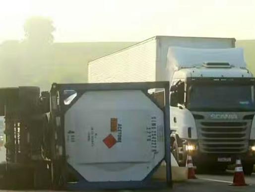 Caminhão carregado com acetona tomba e causa interdição parcial na BR-324