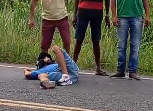 Motociclistas colidem de frente na BA-263, em Itapetinga