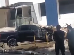 Caminhonete 4x4 bate em prédio na Avenida Alírio Sales, em Vitória da Conquista