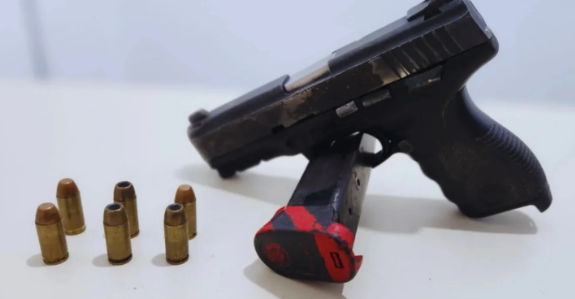 Polícia apreende pistola e prende suspeito ligado ao Comando Vermelho em Vitória da Conquista