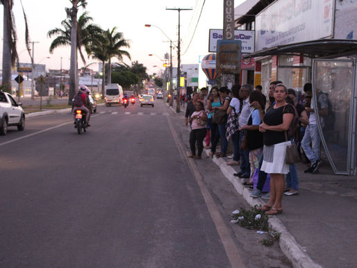 Protesto contra aumento da tarifa deixa trânsito lento e passageiros sem ônibus, em Vitória da Conqu