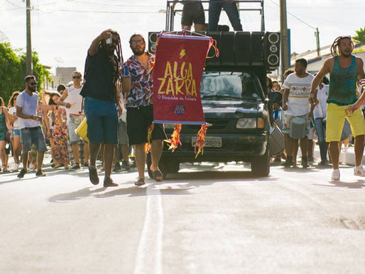Bloquinho Algazarra sai em cortejo no pré carnaval conquistense