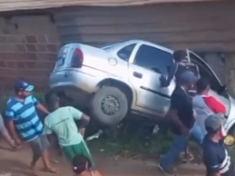 Carro desgovernado quase invade residência no bairro Alto Maron neste domingo (8), em Vitória da Conquista