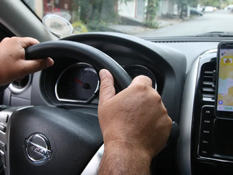 Motorista de aplicativo é feito refém por dupla armada com facas em Vitória da Conquista