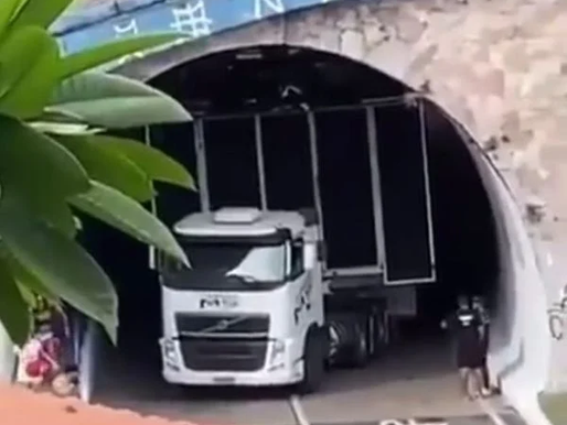 Trio elétrico fica preso em túnel e causa congestionamento na Avenida Centenário