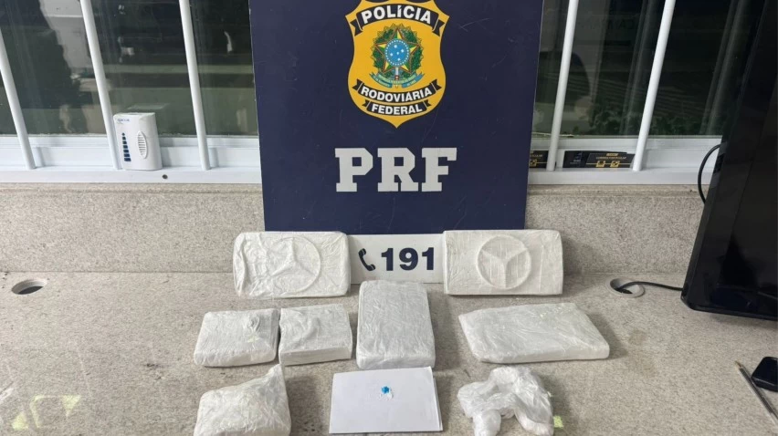 PRF apreende quase 5 kg de cocaína em ônibus interestadual na BR-116 em Conquista