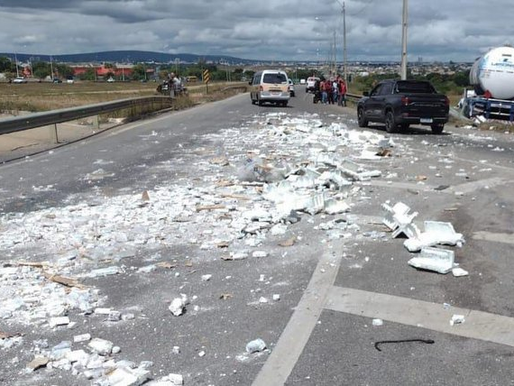 Condutor fica ferido após colisão entre carretas no Anel Rodoviário de Vitória da Conquista