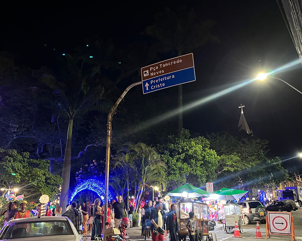 Iluminação natalina atrai público à Praça Tancredo Neves, mas falta de banheiros gera reclamações