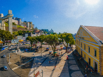 Salvador é destaque no New York Times como “a cidade brasileira onde as festas se estendem do penhasco até o mar”