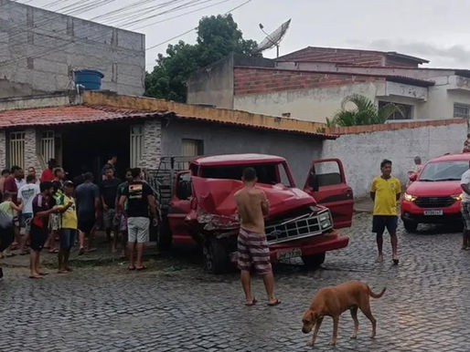 Carro desgovernado colide em igreja em Itapetinga