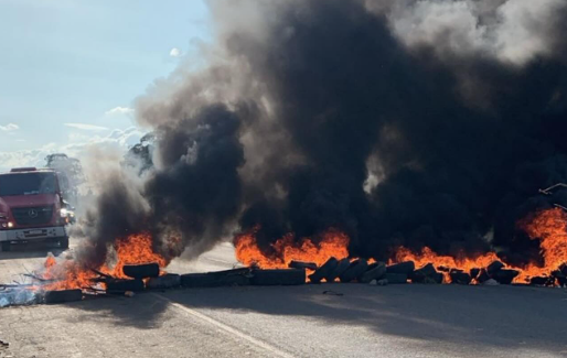 BA-262 bloqueada: Moradores do Baixão protestam por água e transporte em Vitória da Conquista