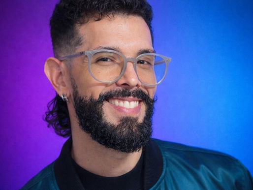 @bixcoitand0 em Conquista: Ítalo Costa apresenta stand-up "Manual do Transante" no auditório da UFBA
