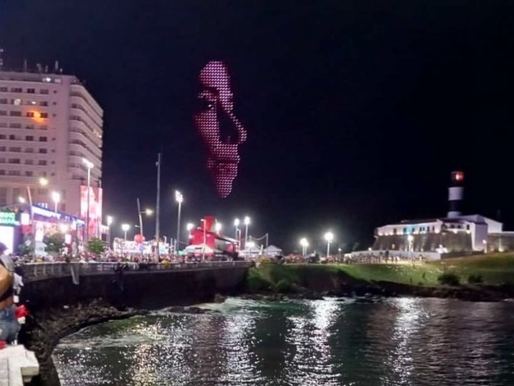 Fernanda Torres é homenageada no Carnaval de Salvador antes da cerimônia do Oscar